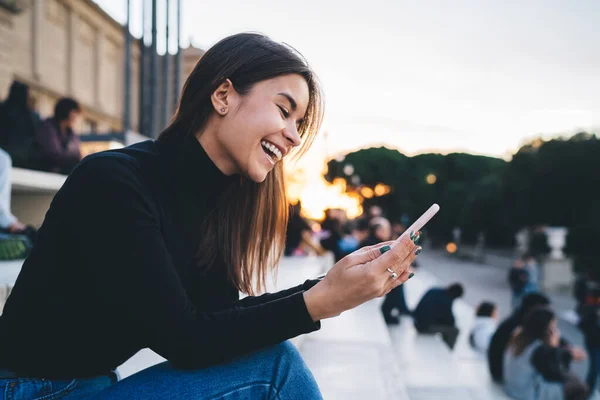 Vista Laterale Positivo Giovane Femmina Abito Casual Utilizzando Smartphone Ridendo — Foto Stock