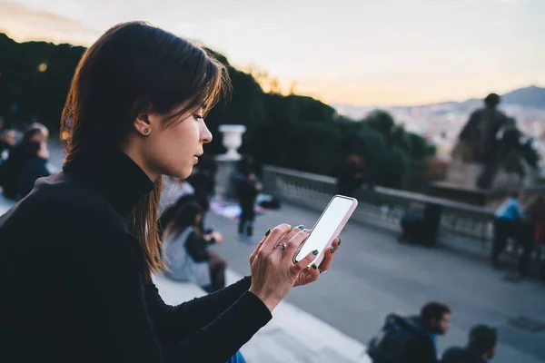 Boční Pohled Zamyšlená Mladá Brunetka Žena Ležérní Oblečení Surfování Internetu — Stock fotografie