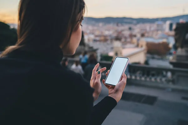 Zpět Pohled Plodiny Anonymní Bruneta Žena Surfování Mobil Fotografování Při — Stock fotografie