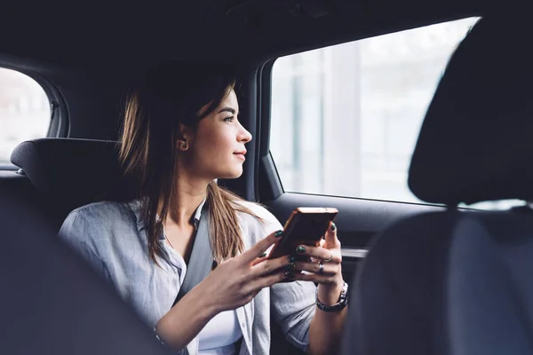 Positiv Ung Kvinna Casual Kläder Med Hjälp Mobiltelefon Medan Sitter — Stockfoto