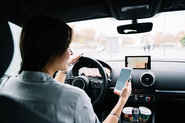 Bakåt Syn Positiv Anonym Brunett Vit Skjorta Kontroll Plats Mobiltelefon — Stockfoto