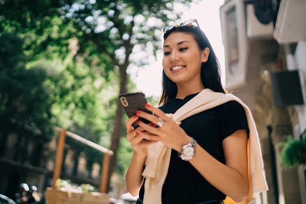 Alegre Ásia Milnielan Mulher Feliz Sobre Chegando Notificação Partir Bancário — Fotografia de Stock