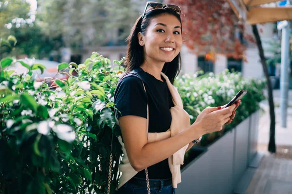 Halvlångt Porträtt Glad Asiatisk Kvinna Casual Wear Med Mobiltelefon För — Stockfoto