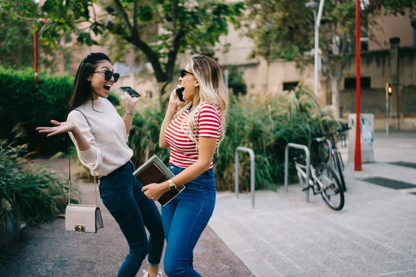 Overjoyed Asiatico Femmina Eccitato Sorpreso Con Vedere Migliore Amico Parlare — Foto Stock