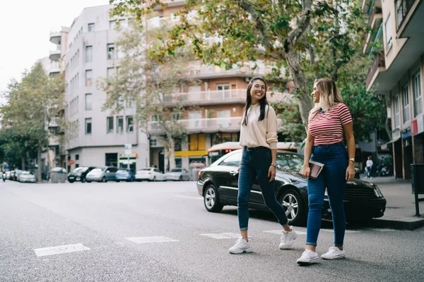 Boldog Női Legjobb Barátok Élvezik Együtt Nyaralás Felfedezni Város Alatt — Stock Fotó