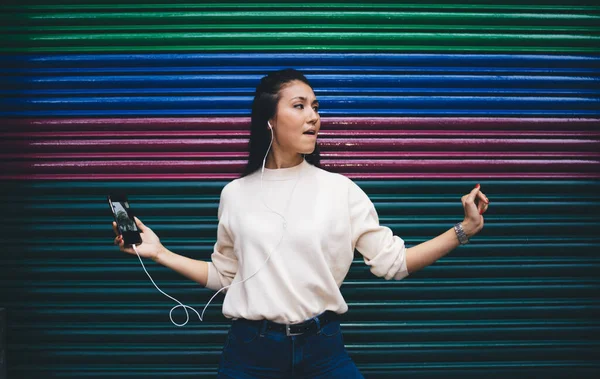 Mujer Milenaria Despreocupada Auriculares Digitales Disfrutando Música Electrónica Para Bailar —  Fotos de Stock