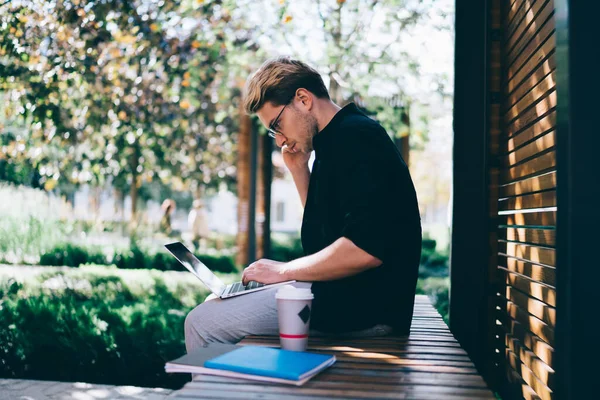 Vista Laterale Del Giovane Abito Casual Occhiali Leggere Dati Dal — Foto Stock