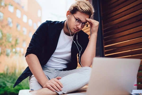 Serious Joven Inteligente Macho Chaqueta Negra Camiseta Blanca Escuchando Música —  Fotos de Stock