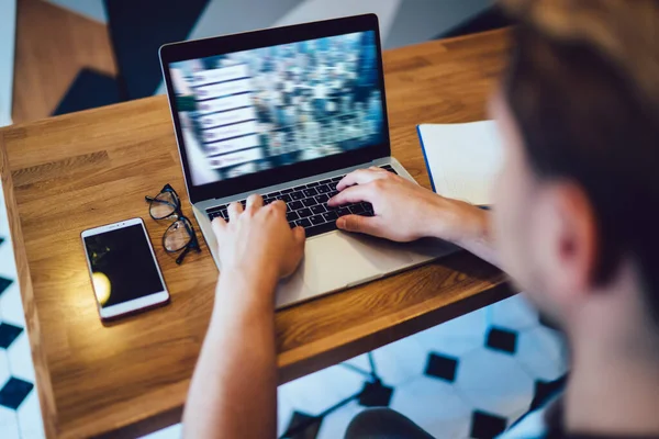 Cima Anônimo Masculino Usando Laptop Contemporâneo Com Software Trabalho Enquanto — Fotografia de Stock