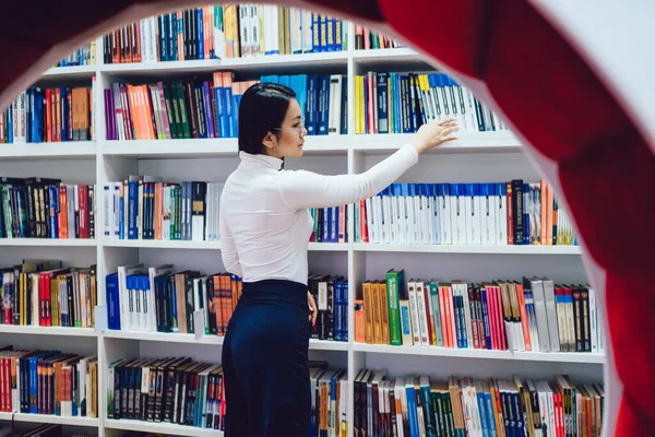 Kütüphanenin Kütüphanesinde Bilim Projesi Için Kitap Arayan Günlük Kıyafetli Asyalı — Stok fotoğraf