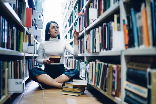 Vrij Ernstig Jong Aziatisch Vrouw Kiezen Boeken Uit Plank Bibliotheek — Stockfoto