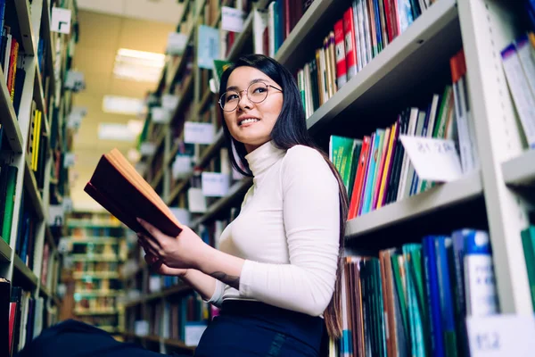 Låg Vinkel Ung Glad Asiatisk Kvinna Med Långt Mörkt Hår — Stockfoto