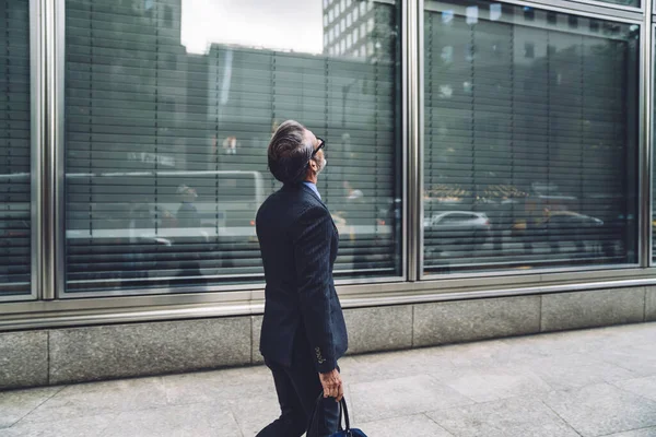 一个优雅而成熟的男人 穿着时髦的衣服 提着包 上街看看 走在纽约市的大街上 — 图库照片