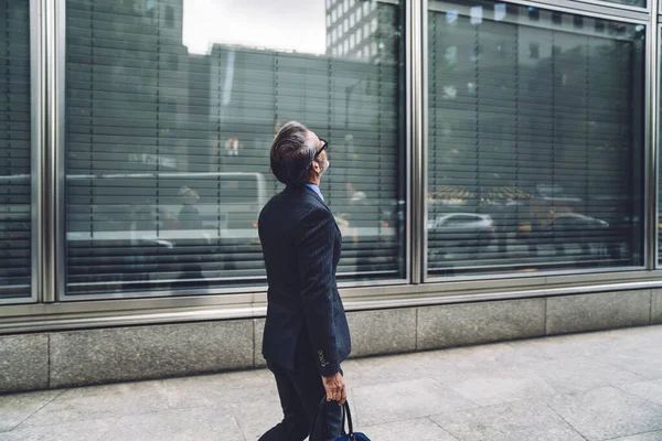 Elegante Hombre Maduro Con Traje Elegante Bolsa Transporte Mientras Mira — Foto de Stock