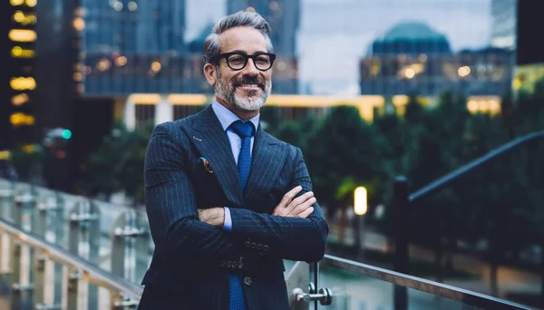 Lächelnder Selbstbewusster Mann Mittleren Alters Brille Und Businessanzug Mit Verschränkten — Stockfoto