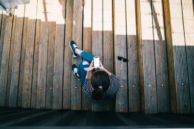 Sosyal reklamlar için fotokopi alanı olan akıllı telefon kullanan Z neslinin en iyi görüntüsü, boş cep telefonuyla 4G 'ye bağlı ağ takipçileriyle mesajlaşan genç kadın blogger