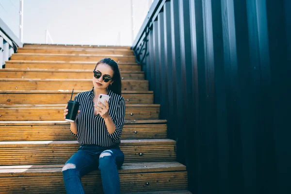 Millennial Bloggare Snygga Solglasögon Skriva Postmeddelande För Att Skicka Mobilitet — Stockfoto