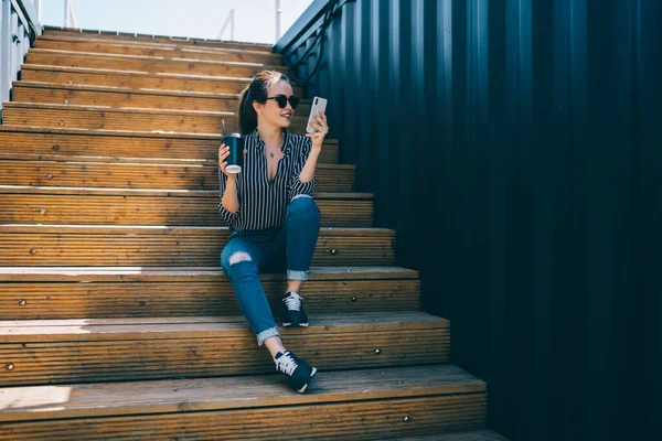 Unbekümmertes Hipster Mädchen Mit Einwegbecher Zum Mitnehmen Das Sich Mit — Stockfoto