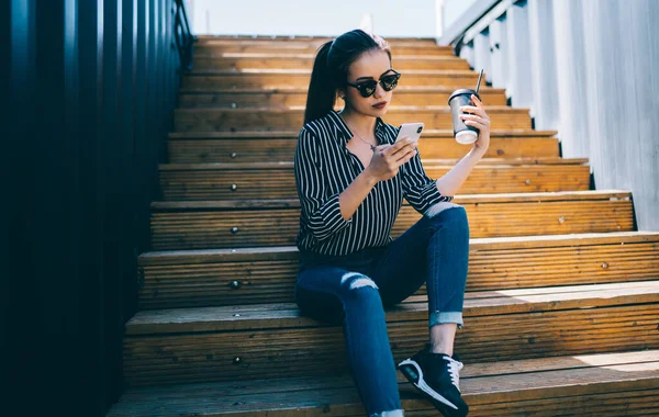 Millennial Blogger Stijlvolle Zonnebril Schrijven Mail Bericht Voor Verzenden Tijdens — Stockfoto