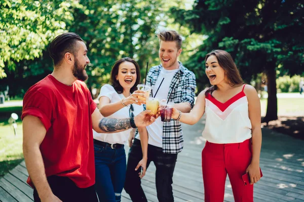 Alegre Macho Hembra Adolescentes Disfrutando Reunirse Para Comunicar Vítores Gestos —  Fotos de Stock