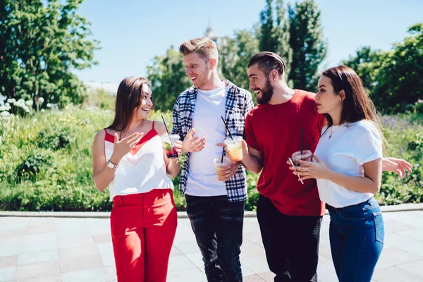 Emocional Mejores Amigos Discutiendo Sabor Los Cócteles Fríos Disfrutando Una —  Fotos de Stock