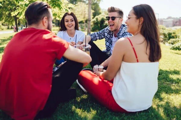 Sonrientes Colegas Masculinos Femeninos Con Cócteles Sin Alcohol Para Refrescarse —  Fotos de Stock