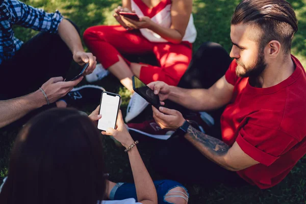 Imagen Recortada Los Millennials Masculinos Femeninos Que Conectan Bluetooth Para —  Fotos de Stock