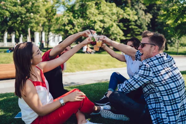 Joyful Hipster Guys 20S Roupas Casuais Descansando Grama Parque Satisfeito — Fotografia de Stock