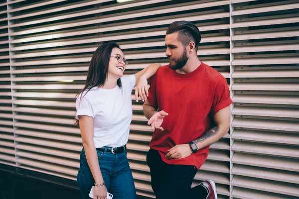 Sinceramente Casal Apaixonado Urbanidade Cidade Comunicar Desfrutando Rua Namoro Jovens — Fotografia de Stock