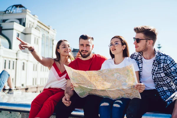 Skupina Kavkazských Turistů Vybírá Trasu Pro Cestu Cíle Pomocí Mapy — Stock fotografie