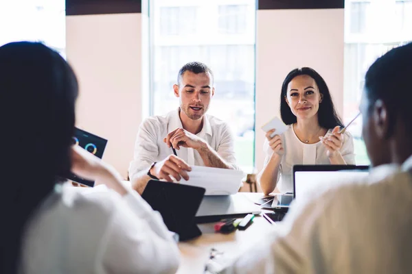 Gente Negocios Profesional Contenta Con Ropa Formal Discutiendo Inspeccionando Gráficos — Foto de Stock