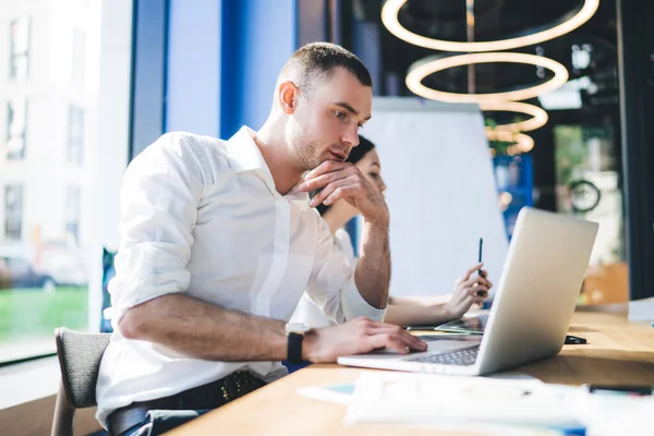 Sidovy Omtänksamma Kollegor Sitter Vid Bordet Ljus Kontor Samtidigt Skriva — Stockfoto