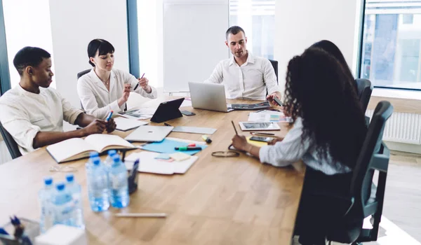 Gruppo Giovani Lavoratori Creativi Che Incontrano Alla Scrivania Con Dispositivi — Foto Stock