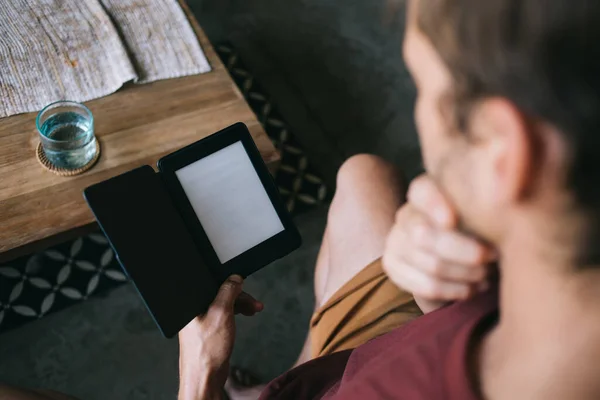 Desde Arriba Cultivo Anónimo Hombre Reflexivo Utilizando Libro Para Leer — Foto de Stock