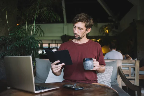 Ung Man Ledig Klädsel Absorberas Läsning Ebook Tablett Och Dricka — Stockfoto