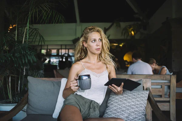 Pensive Blonde Vrouw Casual Kleding Zitten Cafe Interieur Met Koffiemok — Stockfoto