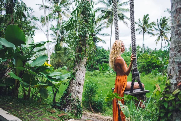 Boční Pohled Přemýšlivé Dospělé Blondýny Moderní Kudrnaté Ženy Oranžové Letní — Stock fotografie