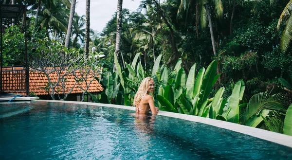 Rückansicht Einer Fröhlichen Blonden Frau Die Sich Luxus Pool Einer — Stockfoto