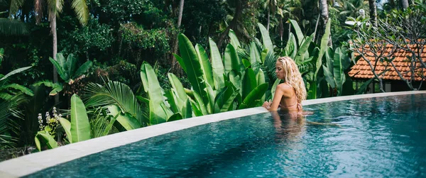 Side View Pensive Blonde Woman Chilling Luxury Pool Tropical Plants — Stock Photo, Image