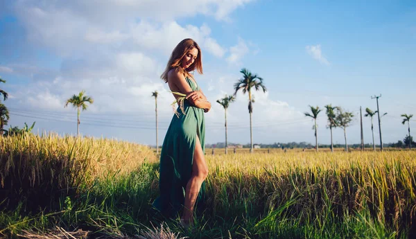 Seitenansicht Einer Romantischen Jungen Frau Schlitzkleid Die Sich Trockenen Reisfeld — Stockfoto