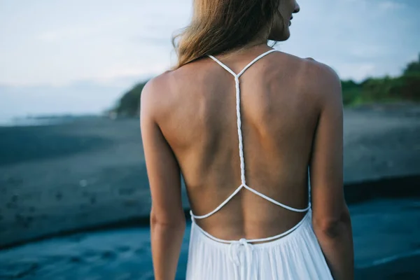 Vista Trasera Mujer Delgada Anónima Vestido Playa Blanco Pie Costa — Foto de Stock