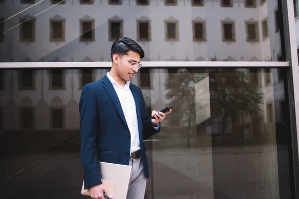 Formalmente Vestido Macho Roupas Formais Óculos Escrevendo Mensagem Smartphone Enquanto — Fotografia de Stock