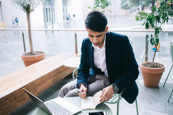 Empreendedor Masculino Étnico Concentrado Desgaste Formal Sentado Cadeira Escrevendo Notas — Fotografia de Stock