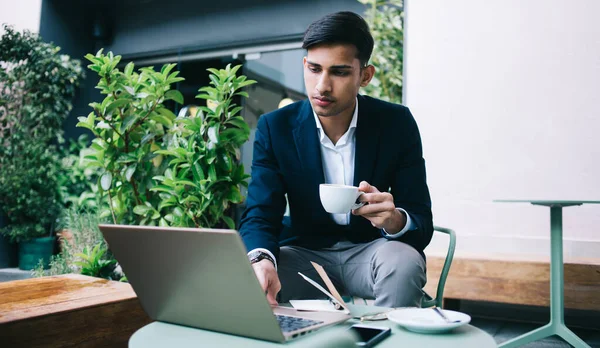 사업가가 길거리 카페에서 스마트폰을 플래너와 책상에 노트북을 사용하고 커피를 마시는 — 스톡 사진