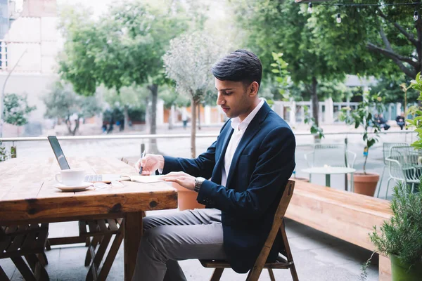 Confiante Moda Vestido Empresário Masculino Sentado Terraço Com Projeto Planejamento — Fotografia de Stock