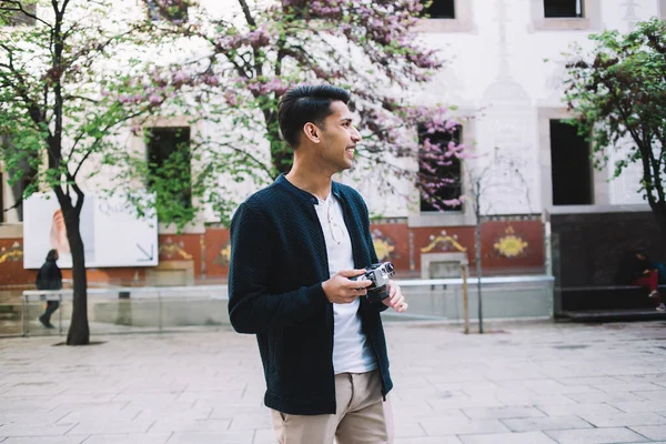 Sorrindo Hindu Turista Masculino Satisfeito Com Tempo Livre Viagem Andando — Fotografia de Stock