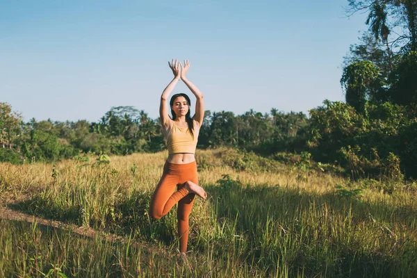 Forte Concentrato Caucasico Femmina 20S Usura Attiva Piedi Asana Sensazione — Foto Stock