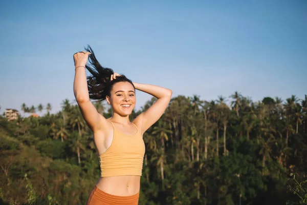 Femme Caucasienne Gaie Vêtements Sport Sentir Énergie Joie Après Entraînement — Photo