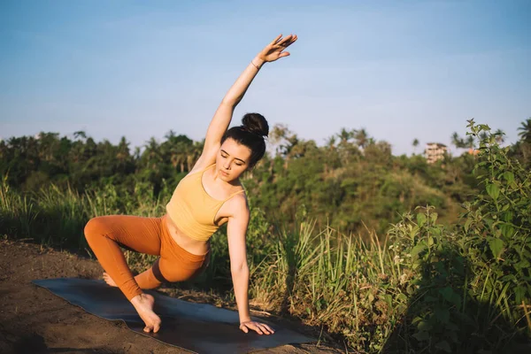 Calma Donna Caucasica Concentrata Usura Attiva Stretching Corpo Durante Pratica — Foto Stock