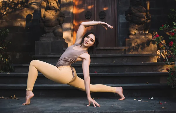 Mujer Caucásica Positiva Ropa Activa Disfrutando Práctica Yoga Pie Asana — Foto de Stock